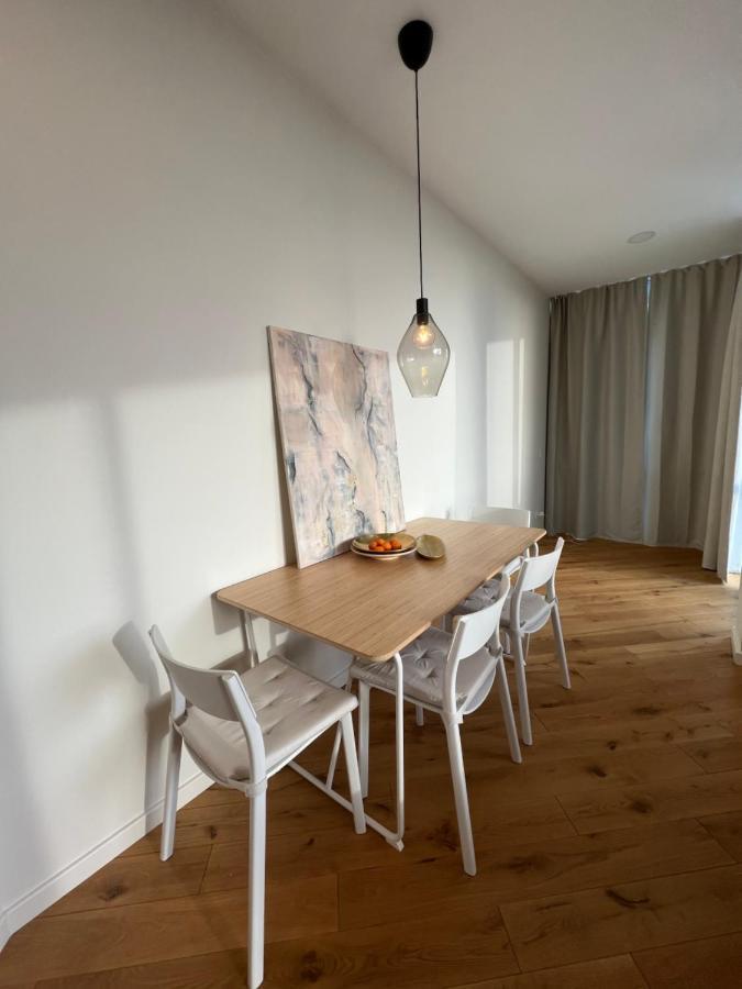 Pietryciu Apartamentai, Elija, *